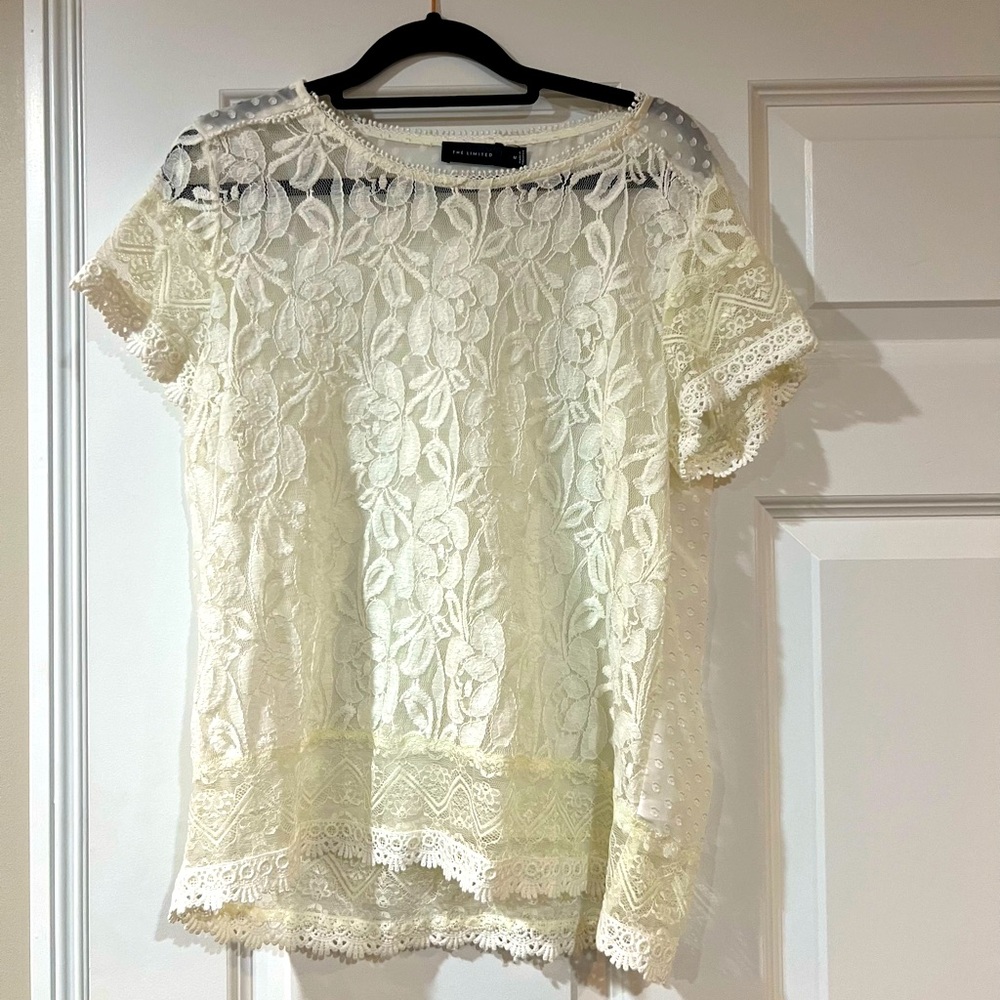 Good Condition The Limited Women’s Lace Top.Gorgeous Lace Detail. Medium